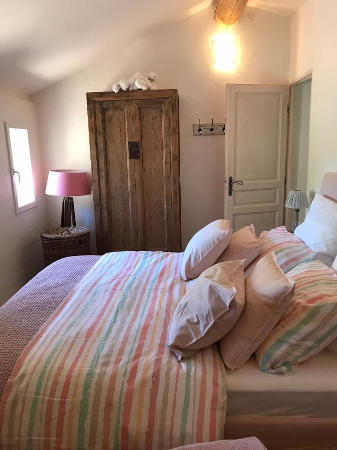 Les Gouts Et Les Couleurs Aparthotel Cucuron Exterior foto