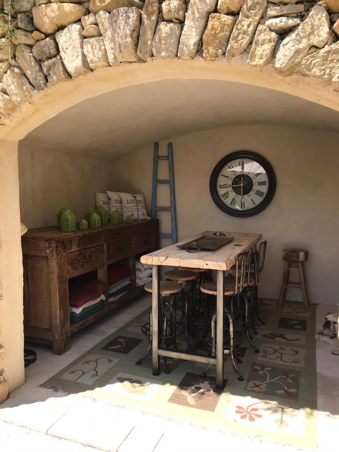 Les Gouts Et Les Couleurs Aparthotel Cucuron Exterior foto