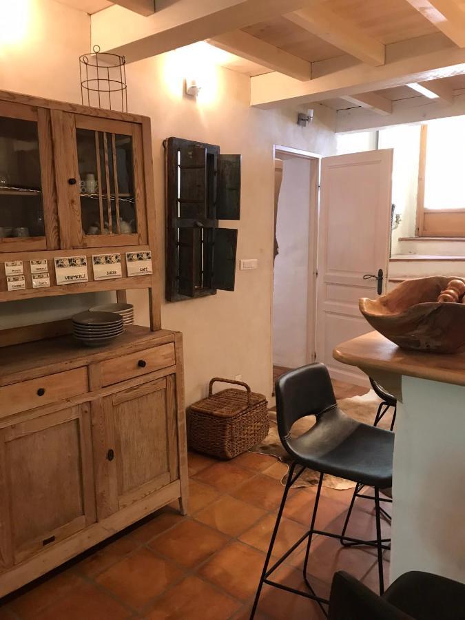 Les Gouts Et Les Couleurs Aparthotel Cucuron Exterior foto