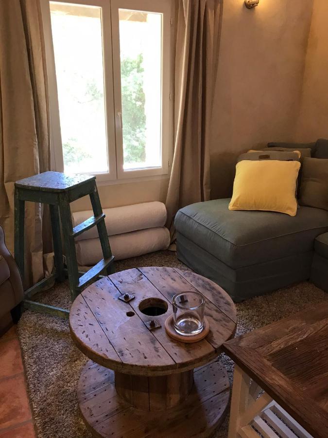 Les Gouts Et Les Couleurs Aparthotel Cucuron Exterior foto