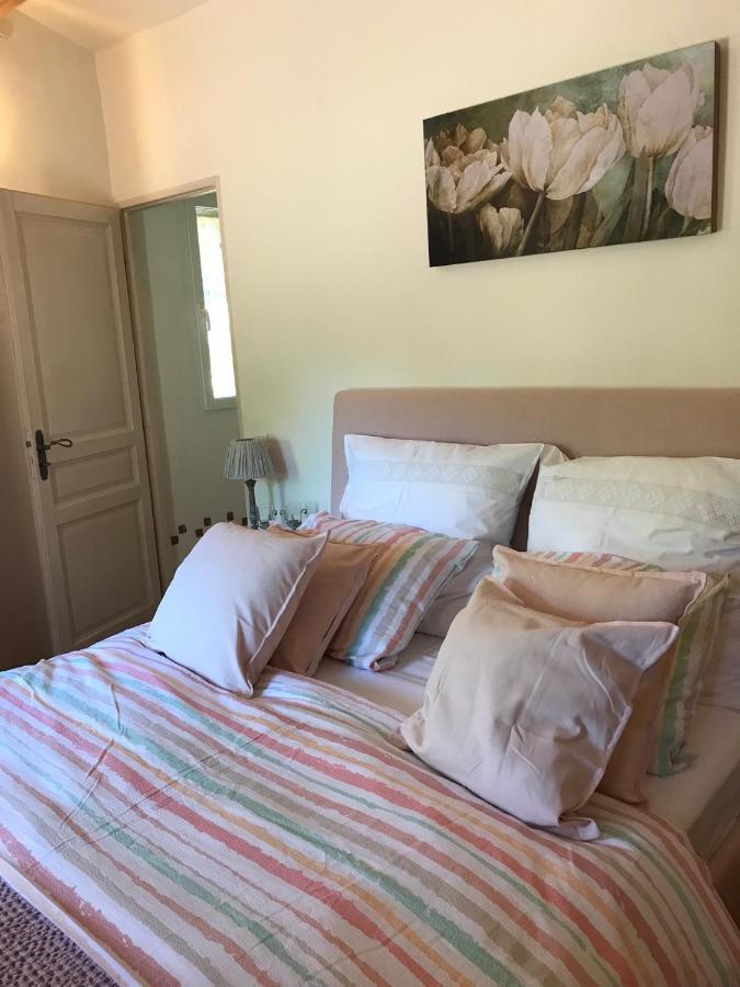 Les Gouts Et Les Couleurs Aparthotel Cucuron Exterior foto