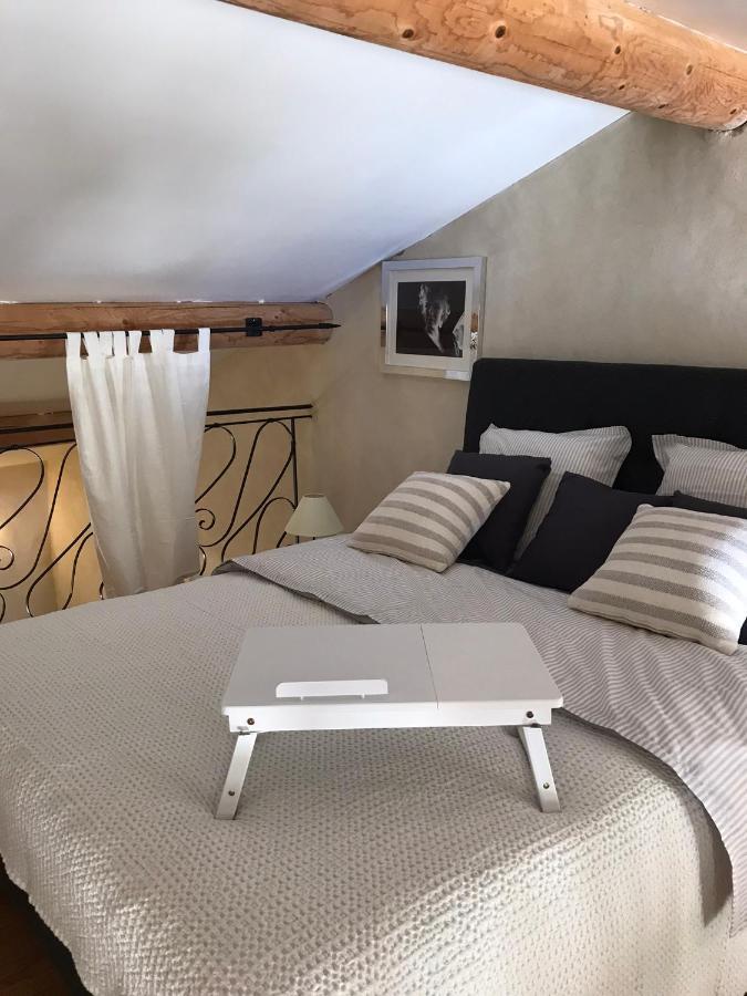 Les Gouts Et Les Couleurs Aparthotel Cucuron Exterior foto